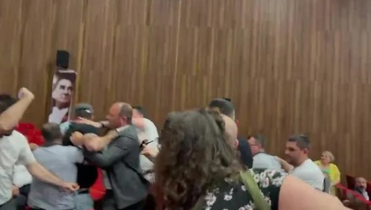 CHP Kocaeli toplantısında gergin anlar: Milletvekilinin kuzeni tehdit etti!